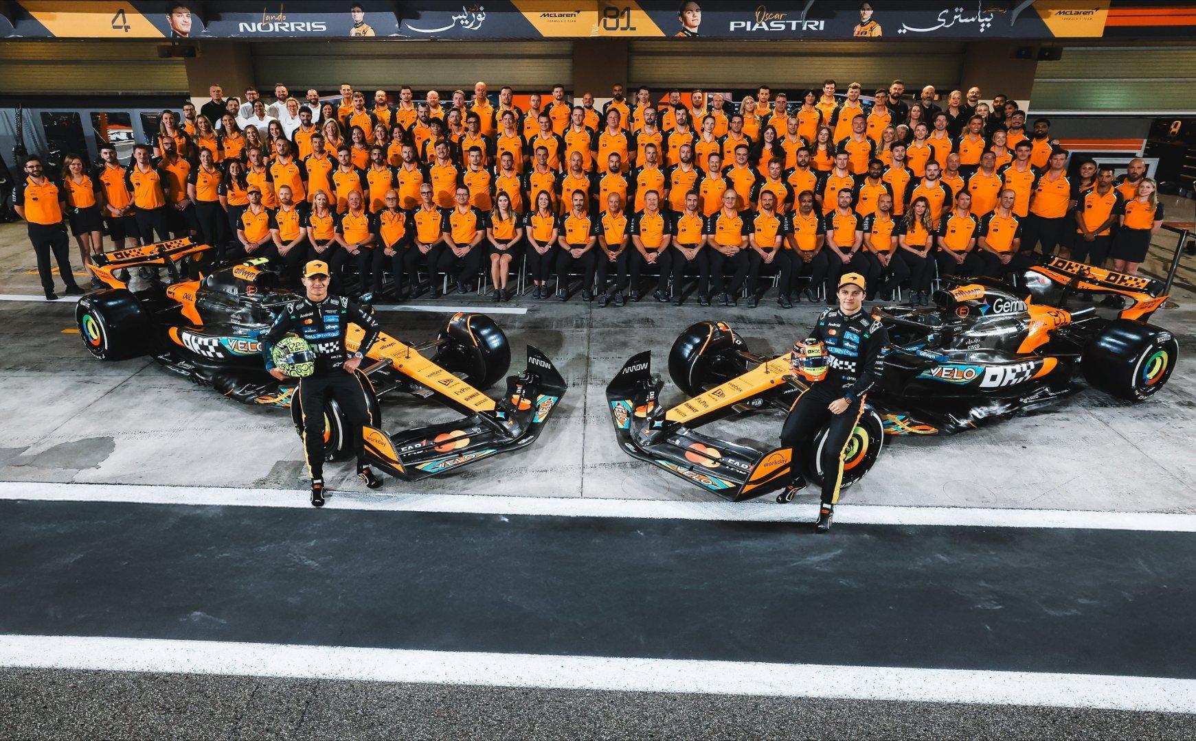 迈凯伦车队2025赛季F1收官大合照共有134人（包含2名车手）F1赛车202