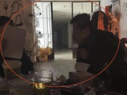 河南洛阳，男子深夜泡酒馆，叫了个女店员陪酒，喝多了就管不住自己，竟然把脸贴到了女