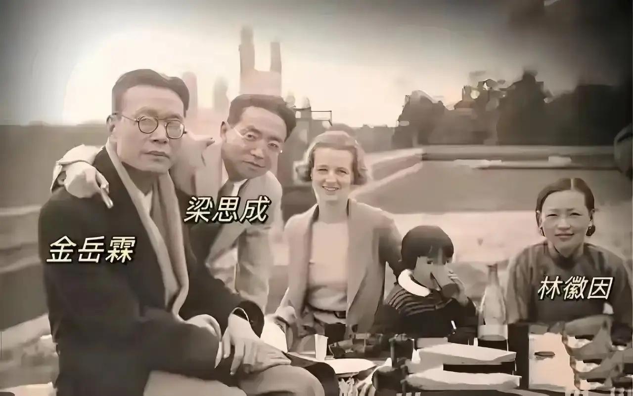 这是“中国现代逻辑学之父”金岳霖和挚友林徽因、梁思成等人的合影，都看看吧，这可不