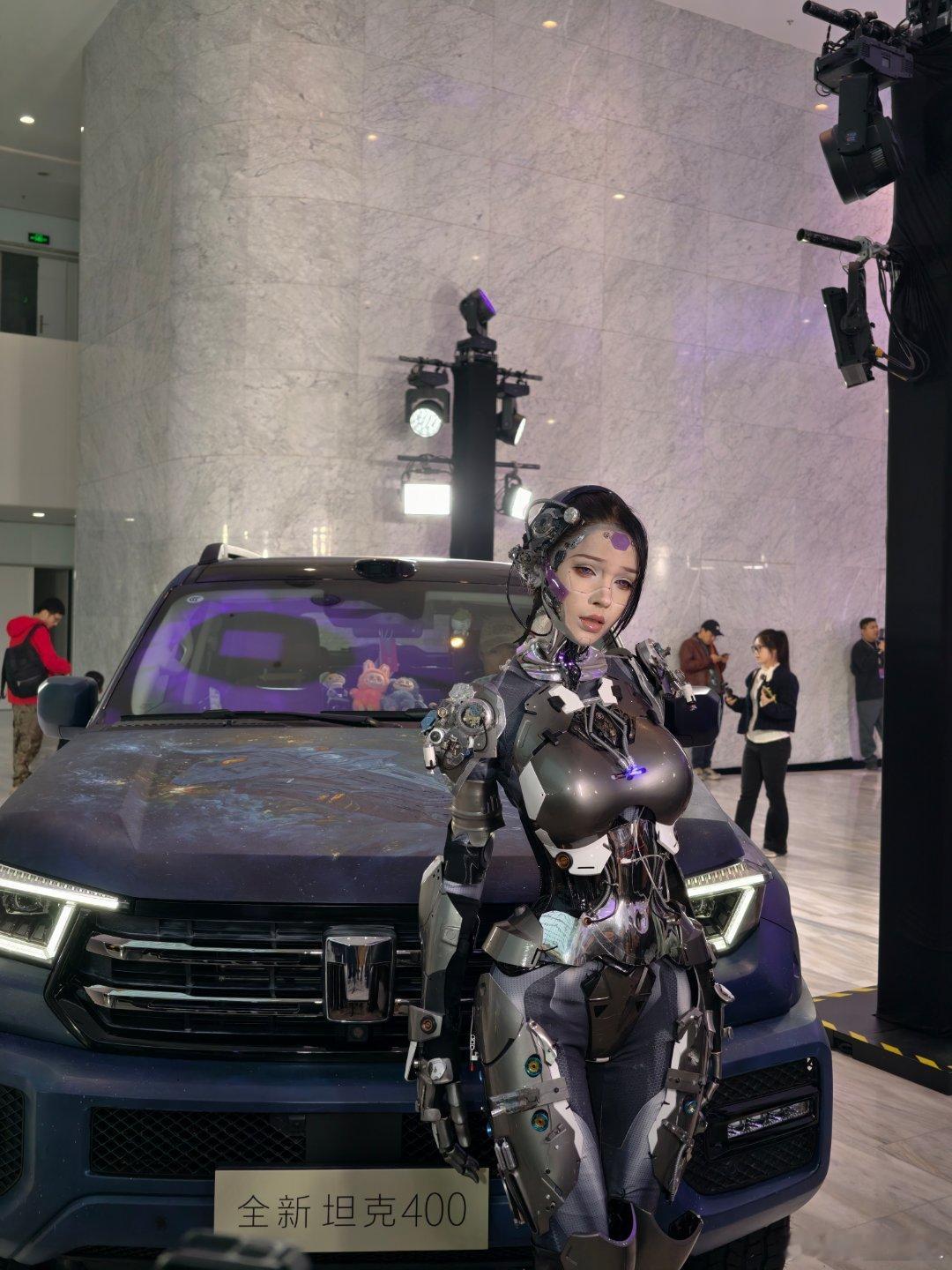 救命！全新坦克400+美女机器人也太帅了吧！！完了完了！！沦陷了！！看半天走不动