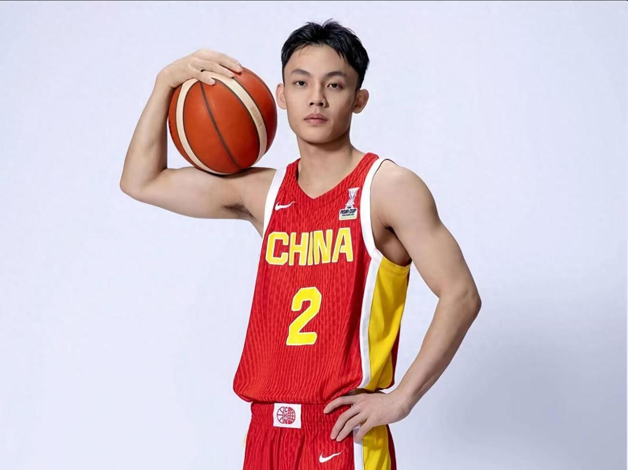 最新消息透露徐杰还没有去美国特训，而是和美丽女友在韩国度假！今天下午徐杰女友
