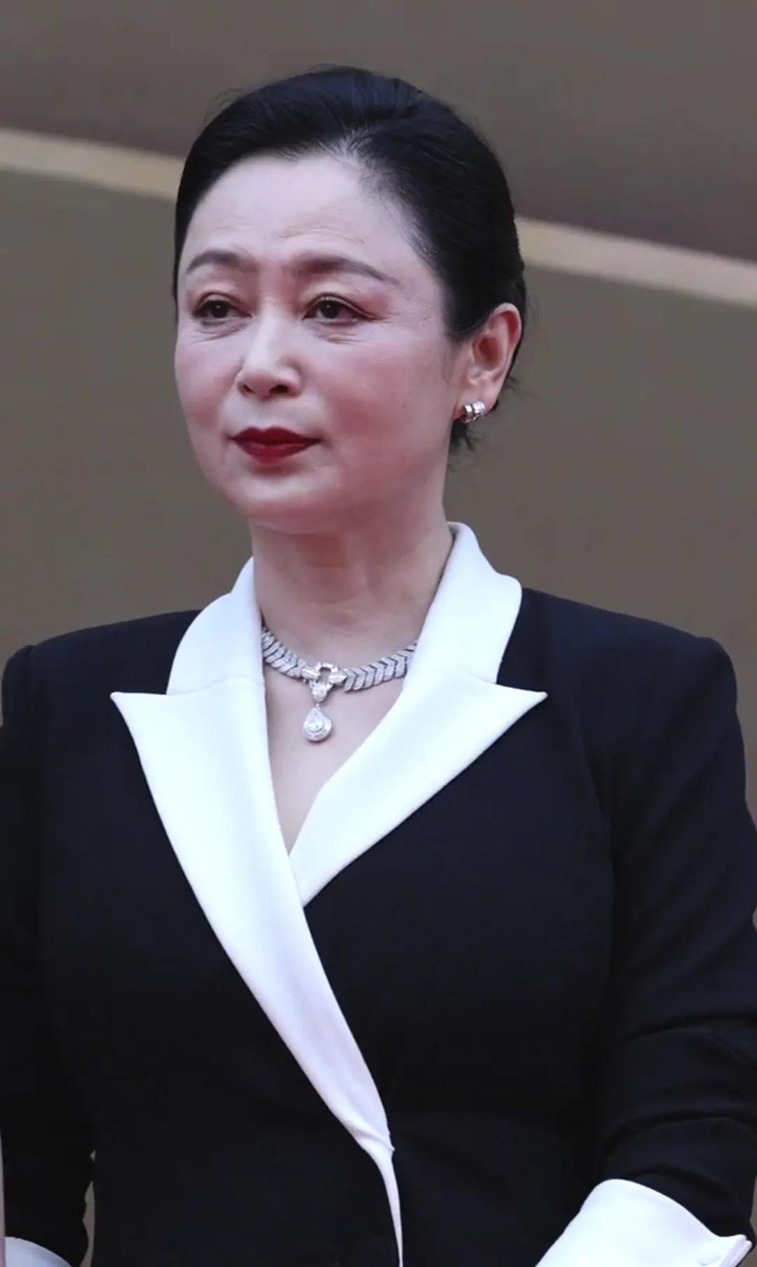 美人迟暮，这样的陈红我拒绝接受！每每提起陈红，都会被她的美貌震撼。特别是对于