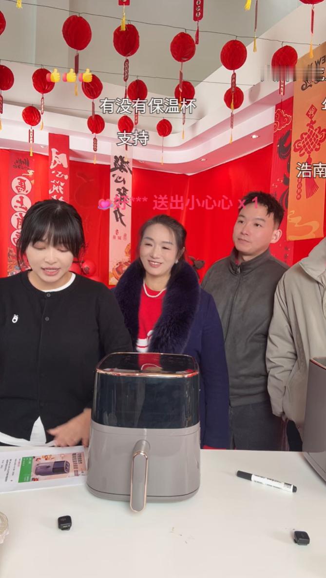 谢浩男妈妈许健华直播间带货，人数1万多，她一个家庭主妇，啥也没做，没有才艺，没有