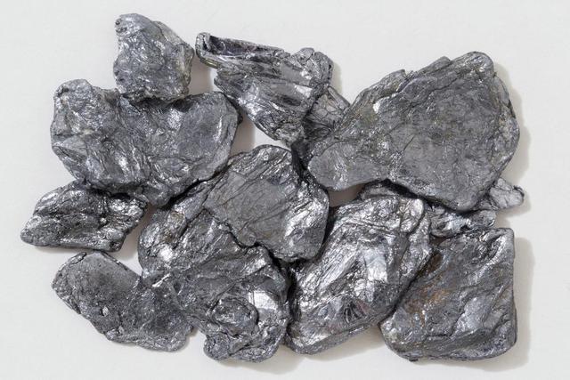 硬气！日本囤铟30年白忙活，广西河池掌控全球屏幕“命门”谁能想到，支撑起全