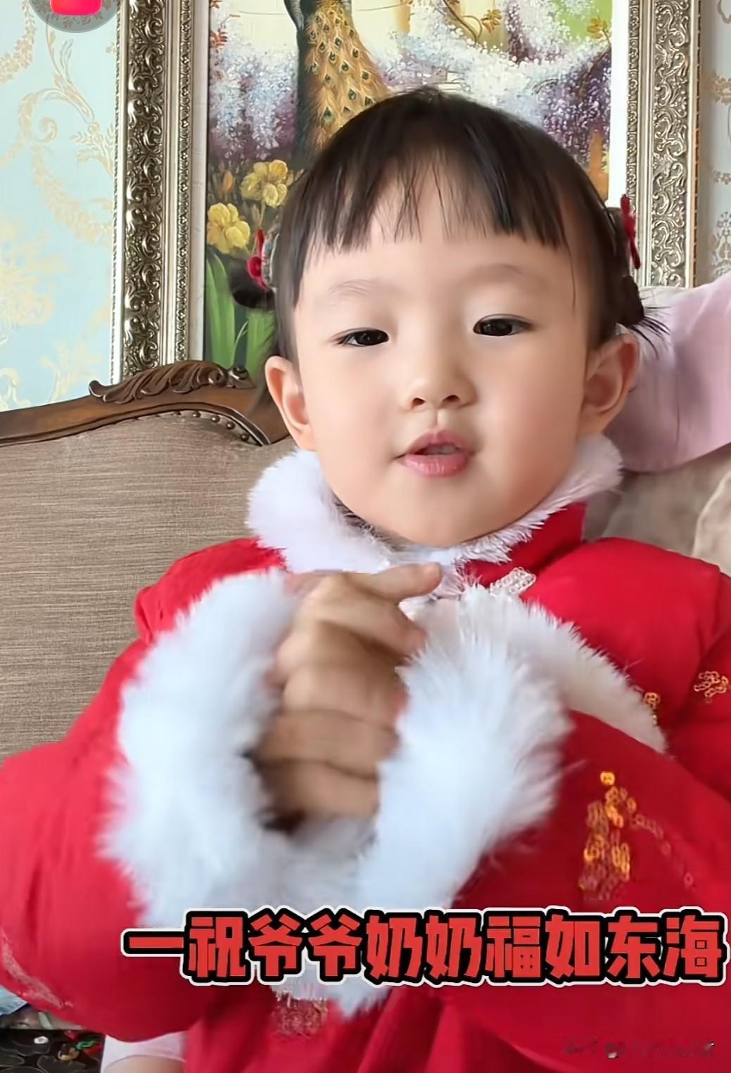 今天中午，黄一鸣更新了一则闪闪的视频。视频中，闪闪一边唱着《祝福歌》，一边为爷爷