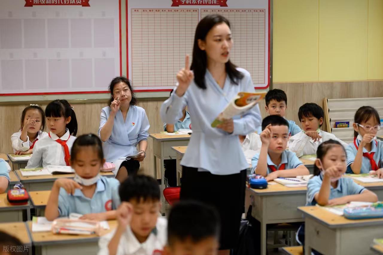 教师必须是铁人，才能称得上合格的老师。为什么这么说呢？学生朝老师脸上滋水，寻