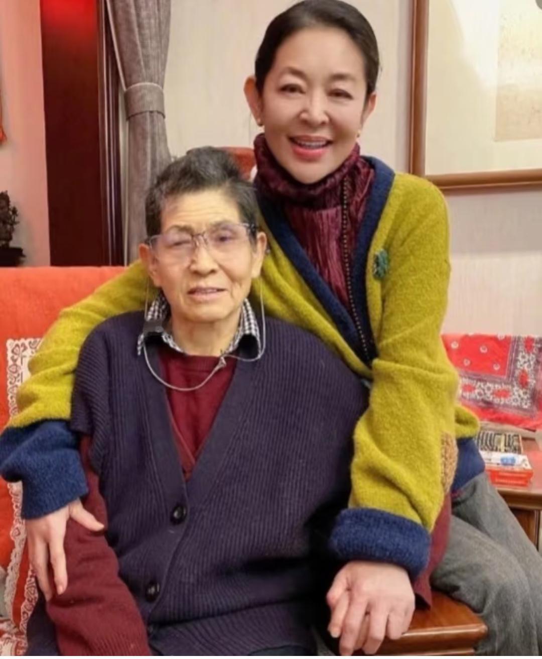 倪萍母亲94岁，日行7000步，原来都藏在吃饭里倪萍在节目里说起她94岁的老