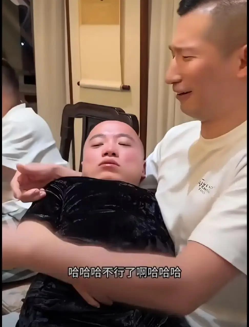 吴迪正式回复狗磊！他把手机往桌上一扣，屏幕还亮着，狗磊那条点名要他对质的话已经挂了两天。屋里坐着三个
