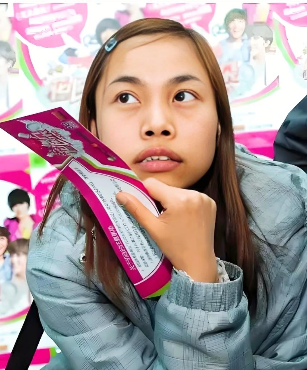 现在，你还会笑话她吗？若干年前，看着凤姐的行为，我们都笑她是不是疯了，到处乱折腾