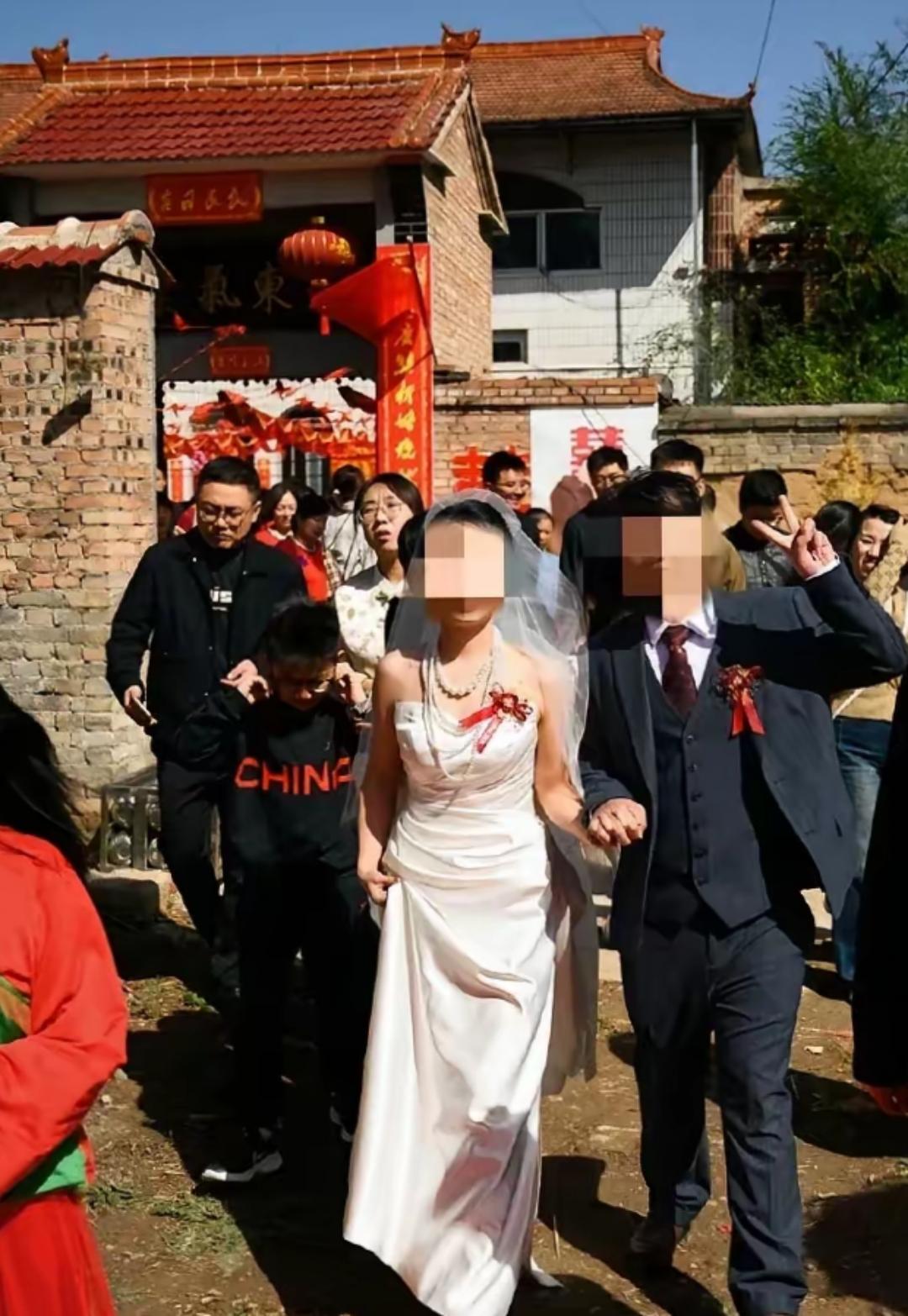 湖南长沙，热闹的婚宴厅里正张罗着酒席，新郎却在一旁抖如筛糠。为了买下这套婚房，榨