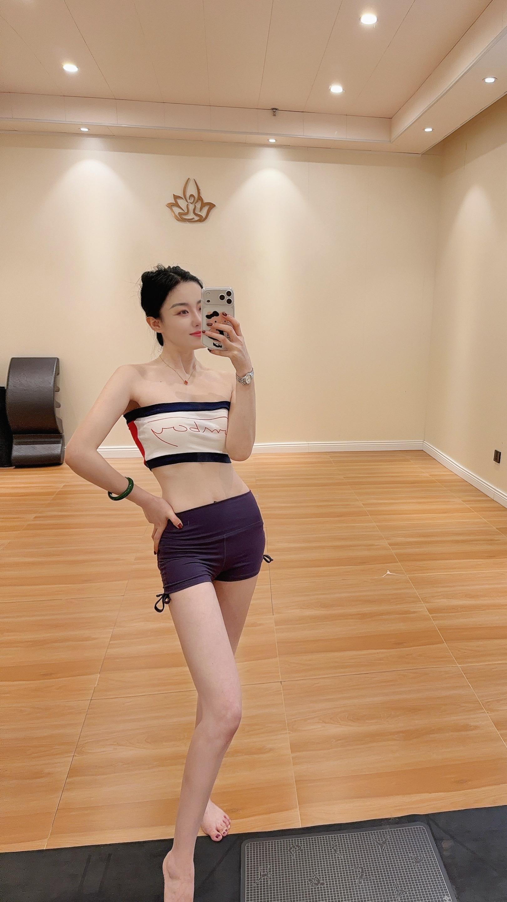 美背，细腰，瘦腿，岁月从不败美人，所有漂亮的结果都在行动中收获.
