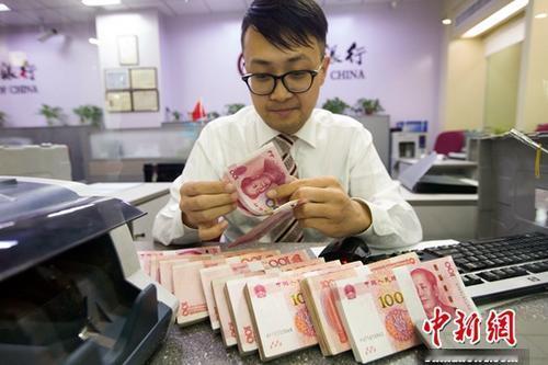 历史性的拐点悄然来临了。今年1至8月，国内居民新增人民币贷款直接跌到