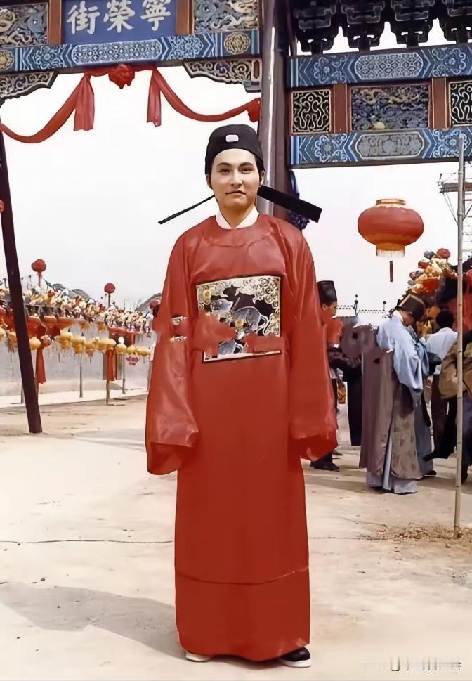 他是央视《红楼梦》里的:为人圆滑的“贾蓉”。也是央视《三国演义》里诡计多端，阴