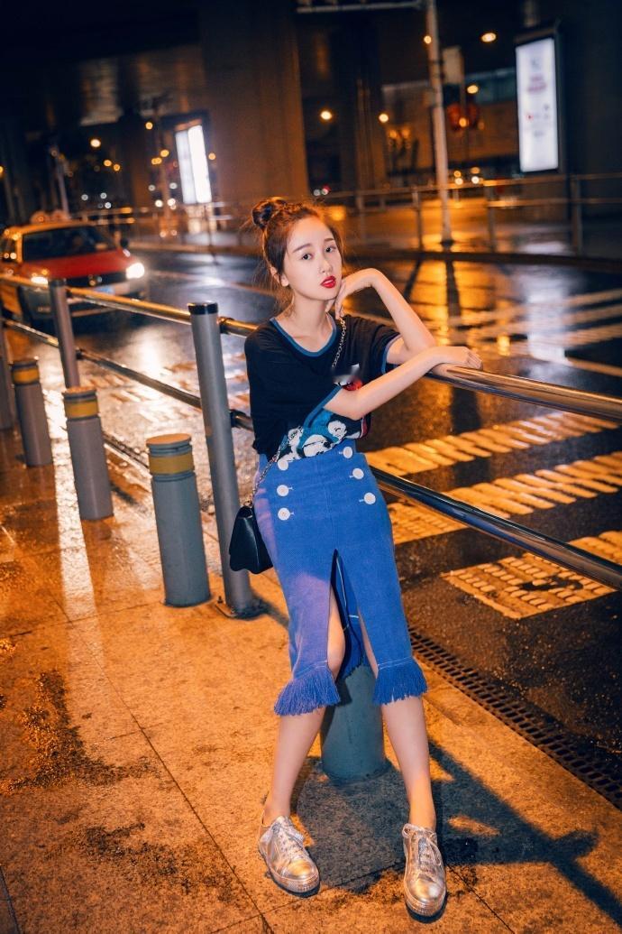 欣宝最新的街拍大片～～迷路的小魔女[滑稽笑][滑稽笑]​​​