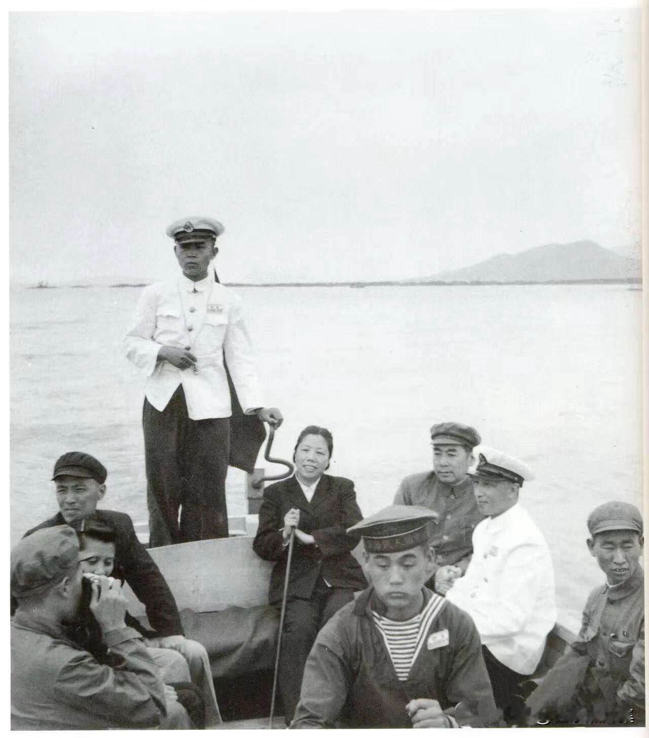 1951年春天，周恩来总理因长期过度劳累，身体不适。毛泽东主席特意安排他前往大连