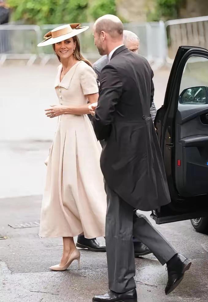 今天安妮公主的儿子彼得的婚礼，王室高级成员都出席了，这次凯特王妃的衣服又让人眼前