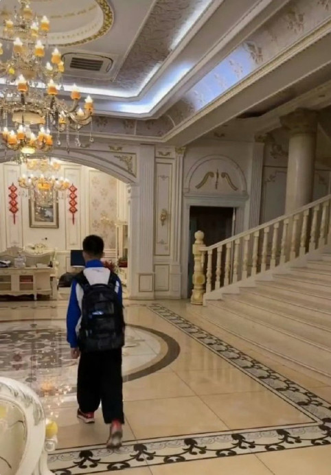 这就是学校为什么要强制穿校服的原因…