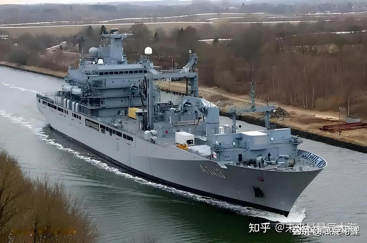 德国“柏林”级（702型）综合补给舰“柏林”级是德国海军现役的主力综合补给舰，