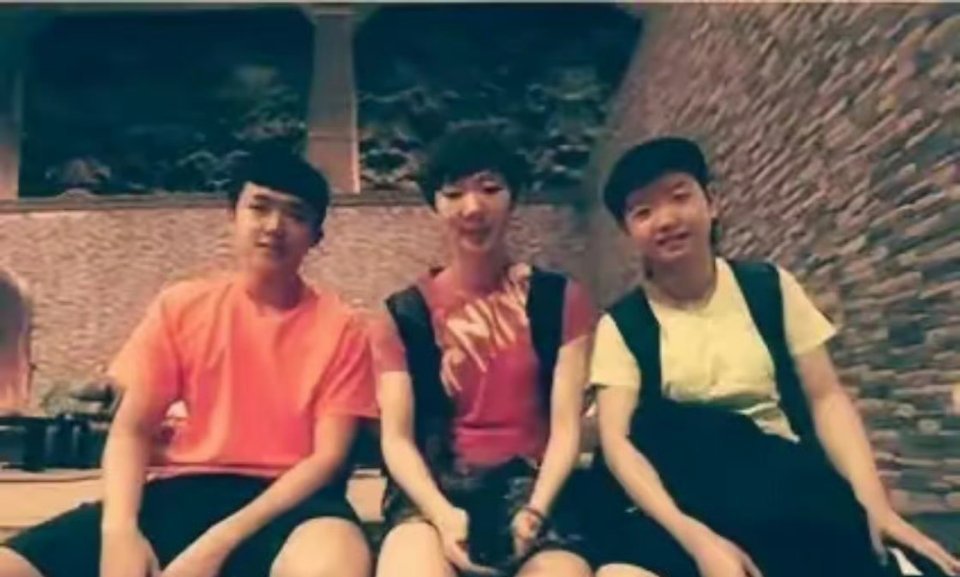 2017年的时候，18岁的王曼昱充当监护人，带着17岁的王楚钦和16