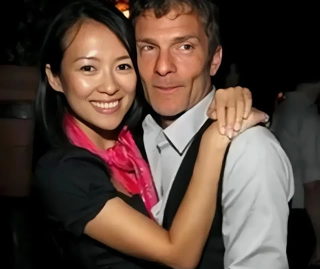 章子怡与外国男友在一起的时候，虽然开心的就像初恋少女，总是乐呵呵的。但毕竟还