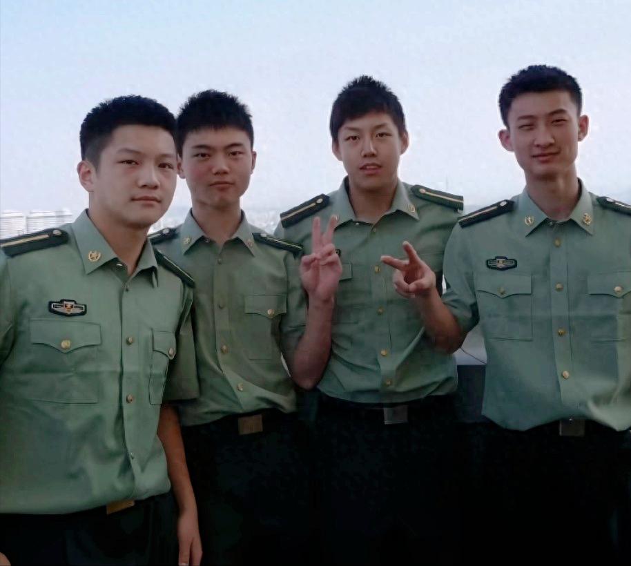 看看樊振东在八一队时的戎装照，另外三人能认出是谁吗？其中一位是曾在2016年和樊