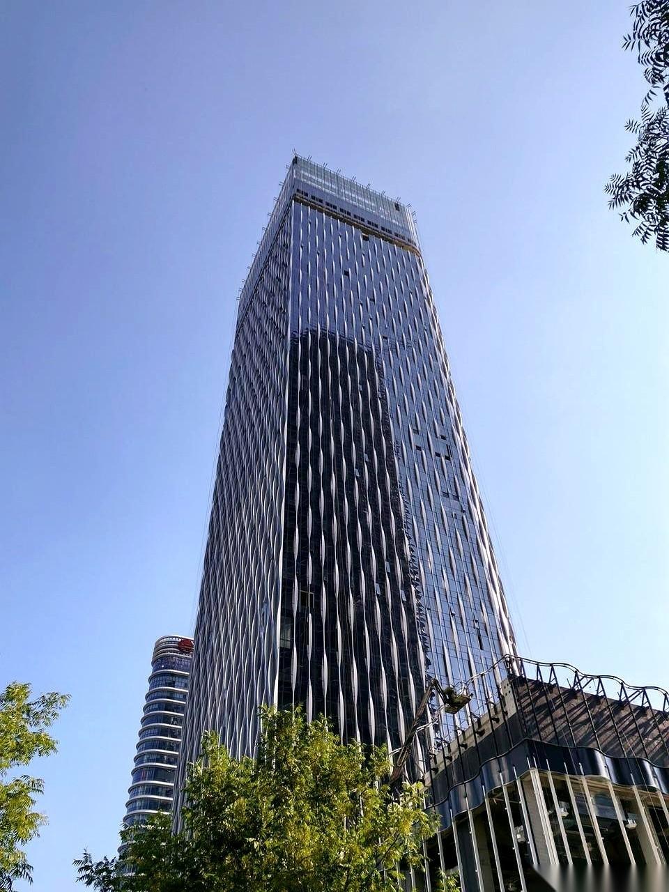 济南CBD那座196米高的恒丰银行总部大厦，眼看就要建成了，突然就没了动静。整