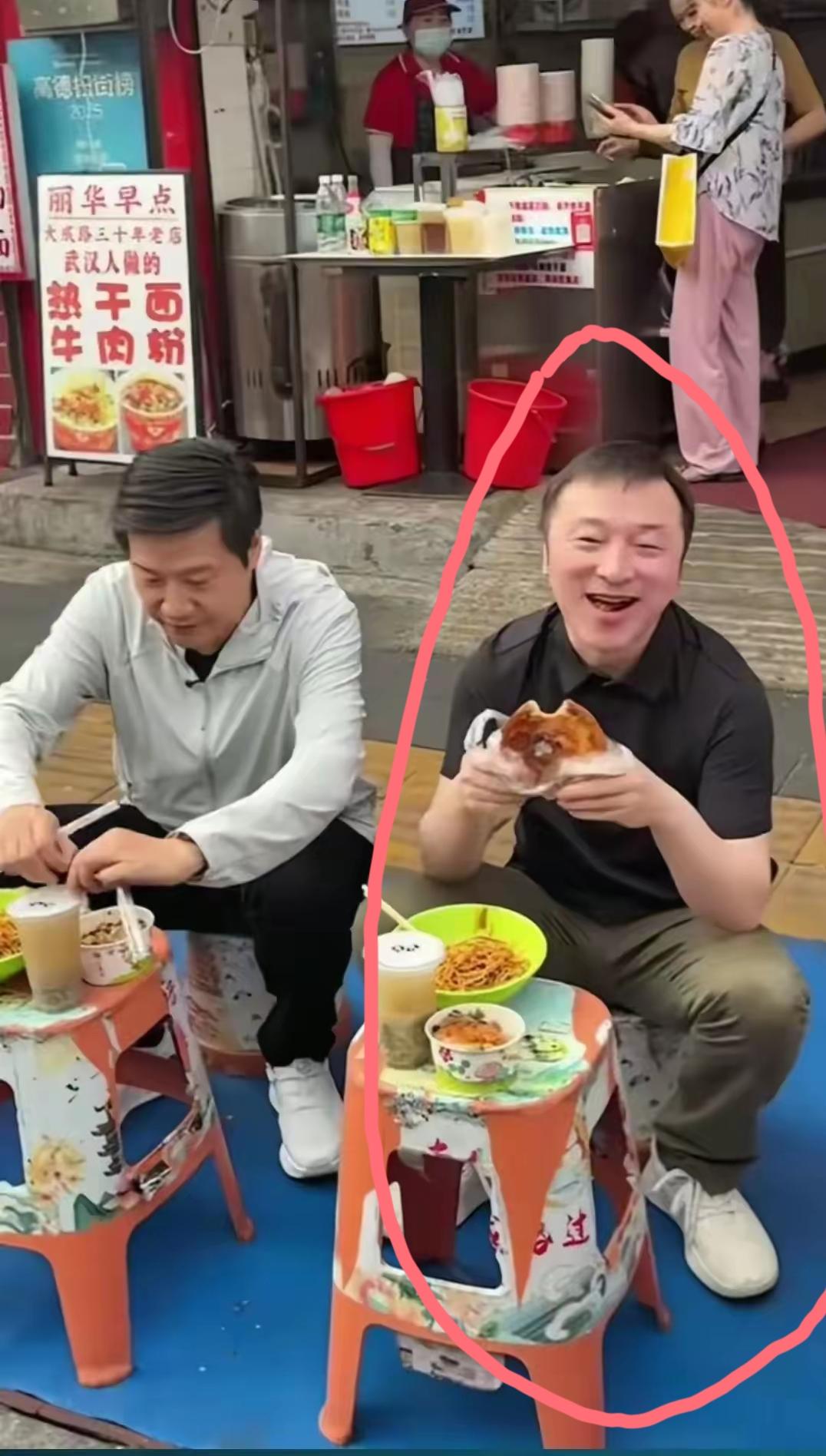 大树底下好乘凉！这次雷军一行，最露脸的还是这位大哥，狠狠享受了一把明
