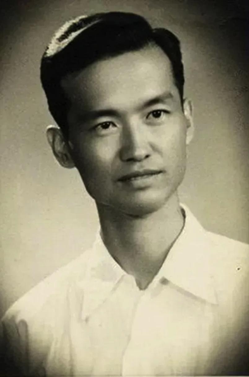 1947年，国军少校被俘后，举手投降，连长审问时，他却摇了摇头，说：“同志，你级