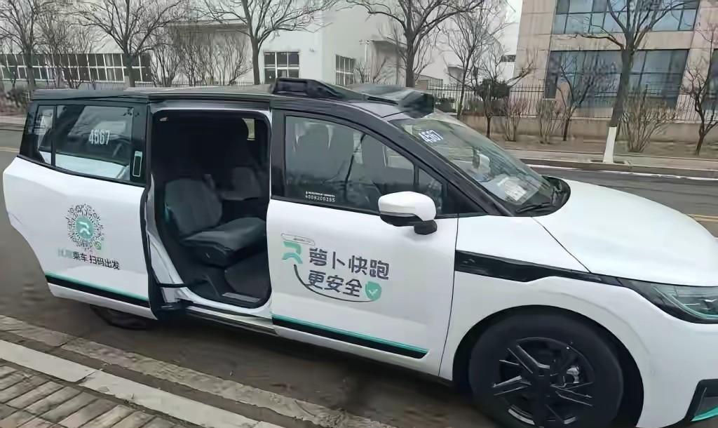 青岛城阳路上，萝卜快跑（RoboTaxi）的无人车已经跑起来了。就是个白色车子，