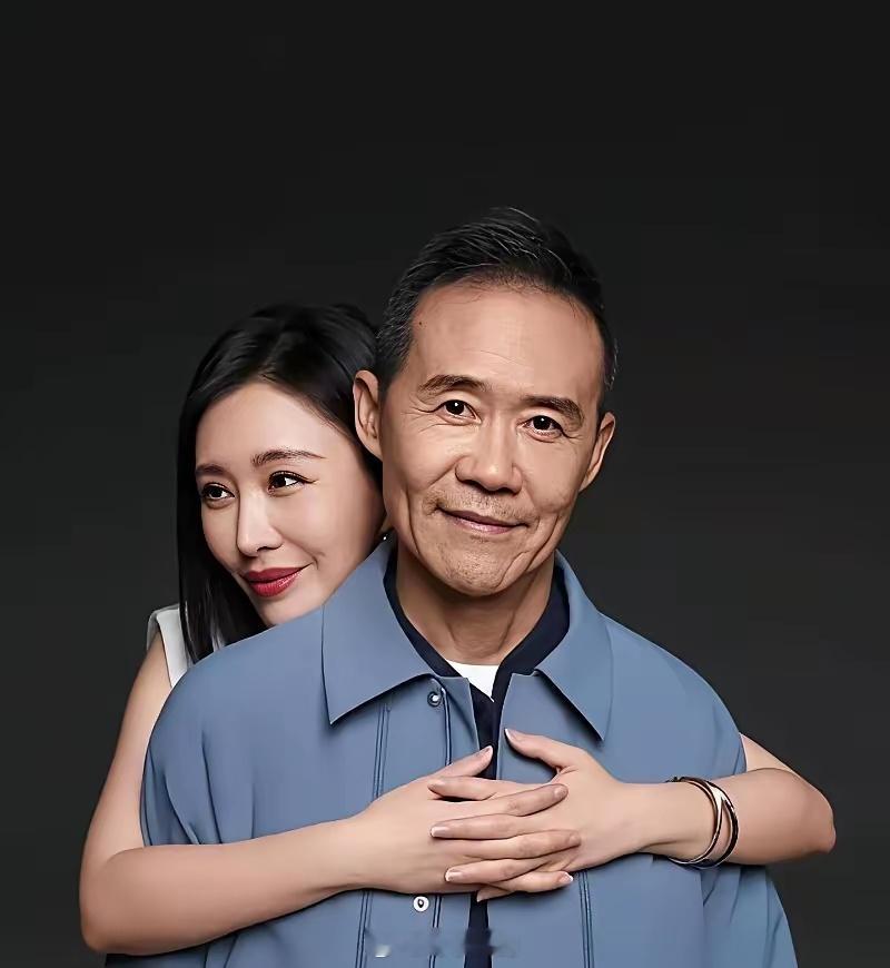 王石和张纪中都是1951年出生，今年都75岁了，两人找的小媳妇都是80后，王石的