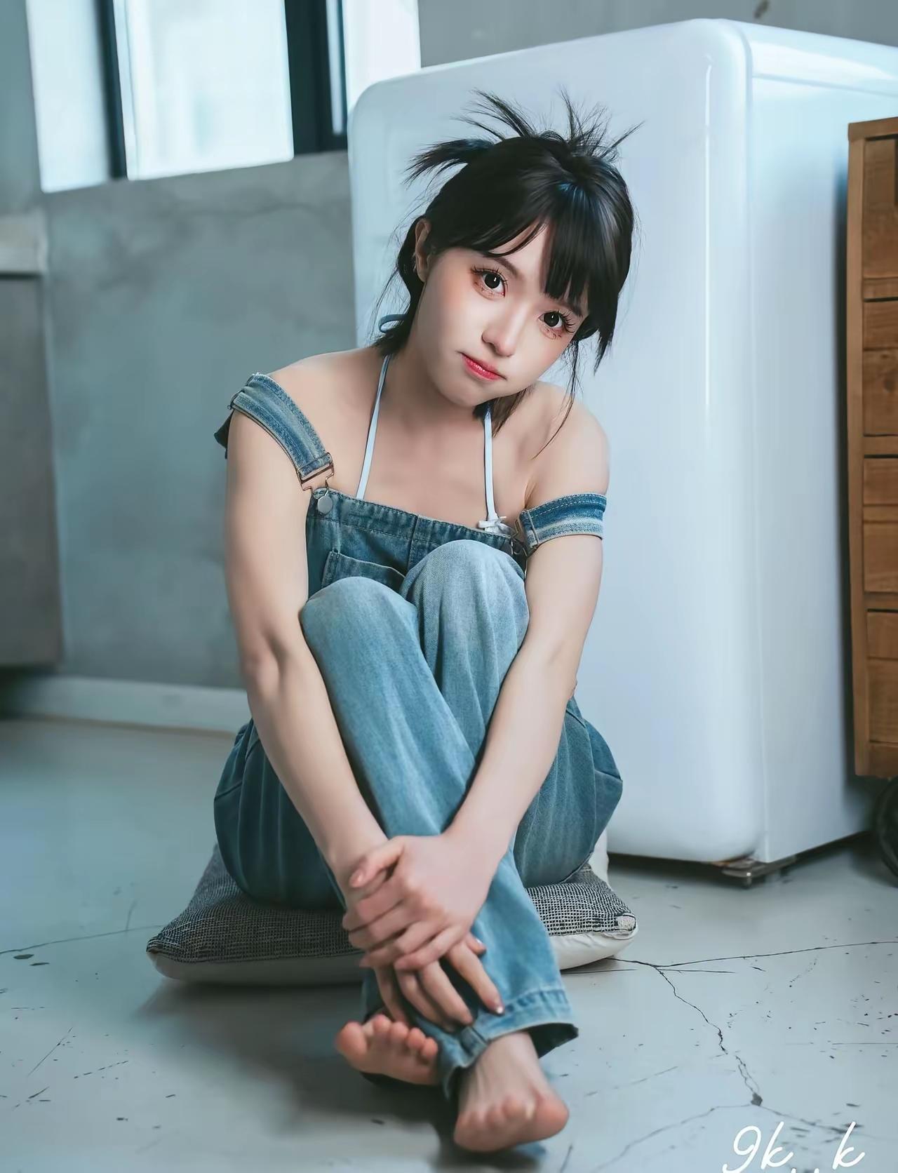 这背带裤…不错啊，当然，小姐姐也不错[爱心]