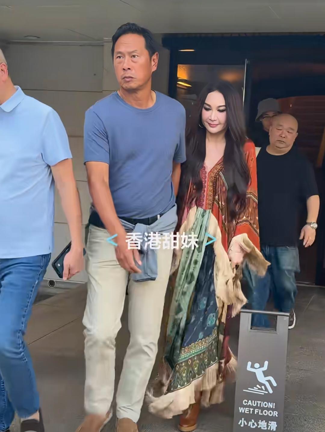 明明是同龄人，硬是把老公熬成了老头子！尤其是嫁给他这么多年了，她长发女神形象永