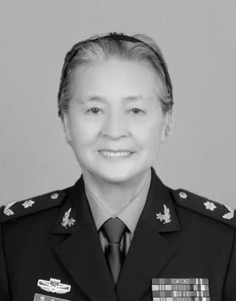 2008年的汶川地震，成都军区一军长猛地从凳子上站了起来，愤怒地说道：“胡闹，她