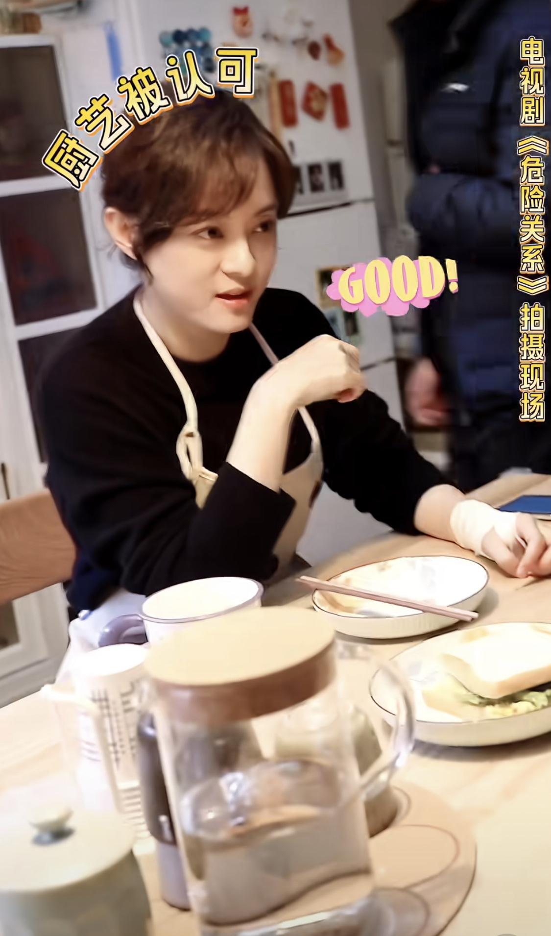 孙俪在《危险关系》拍摄现场和小乐乐互动好温馨，平时在家和等等还有小花一定相处的很