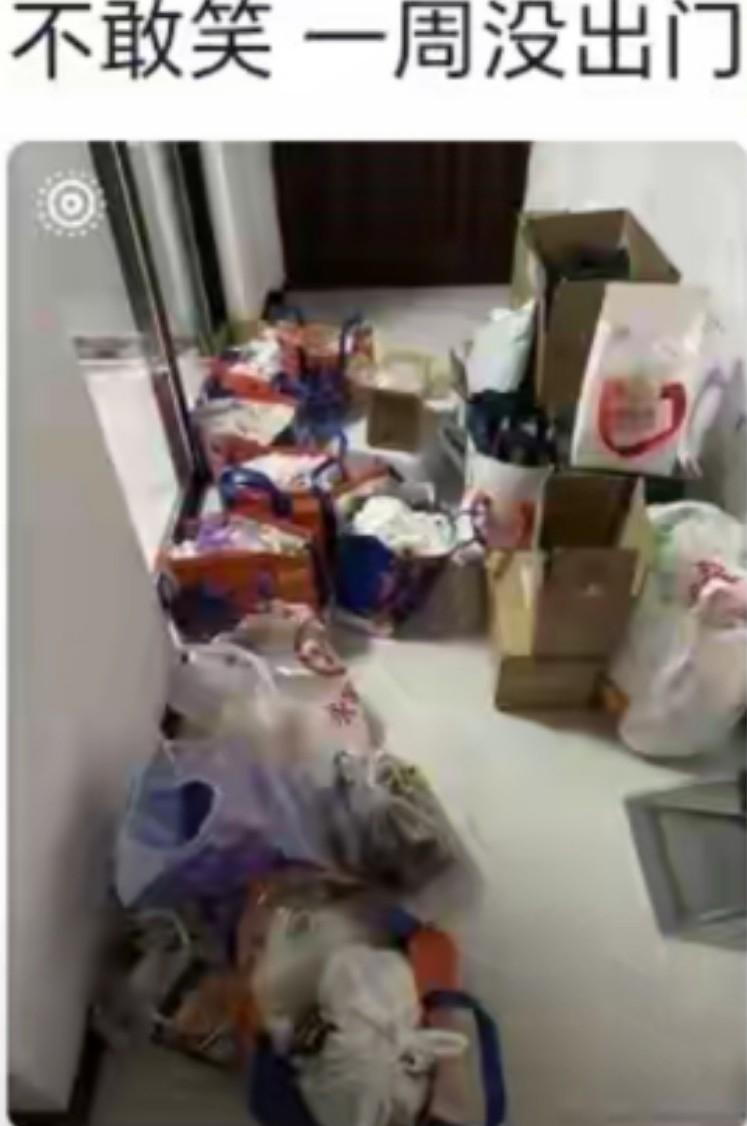 为什么年轻人喜欢半夜扔垃圾呢，评论区让人笑麻了，出个门都要在猫眼里观察一下，有谁