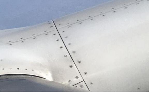 飞机为什么要用铆钉，而不是焊接？这么说吧，用焊接造飞机相当于拿502胶水粘航天飞