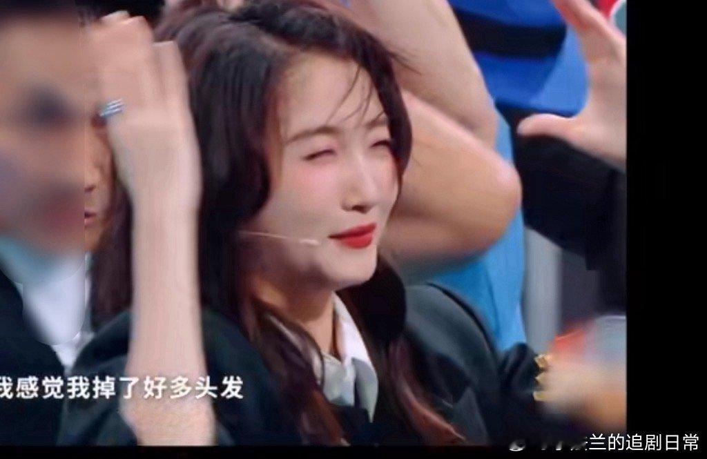 关晓彤掉了好多头发哈哈哈哈晓彤也太有梗了！被弄乱发型还能笑着吐槽“掉了好多头发