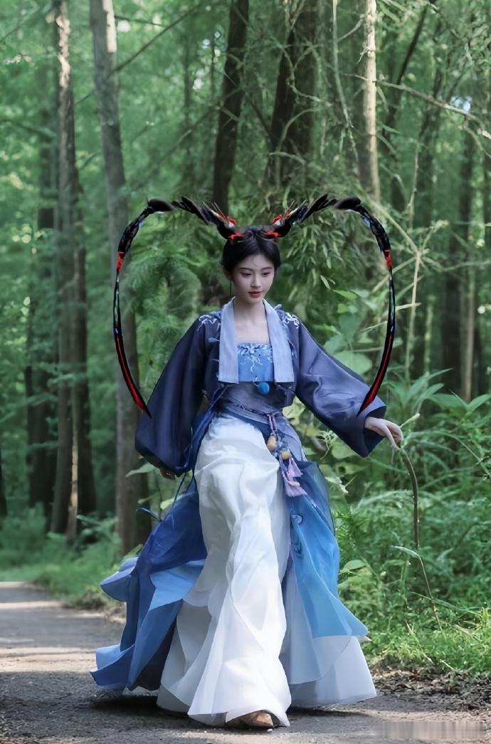 鞠婧祎这造型是被粉丝“玩坏”了还是剧里新惊喜？瞧那模样，活脱脱像个俏皮小精灵，让