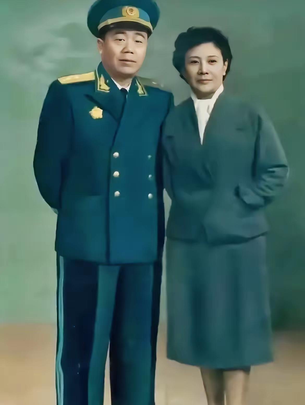 1955年，聂凤智身着笔挺的中将礼服，肩章熠熠生辉，身姿挺拔如松，尽显将军的威严