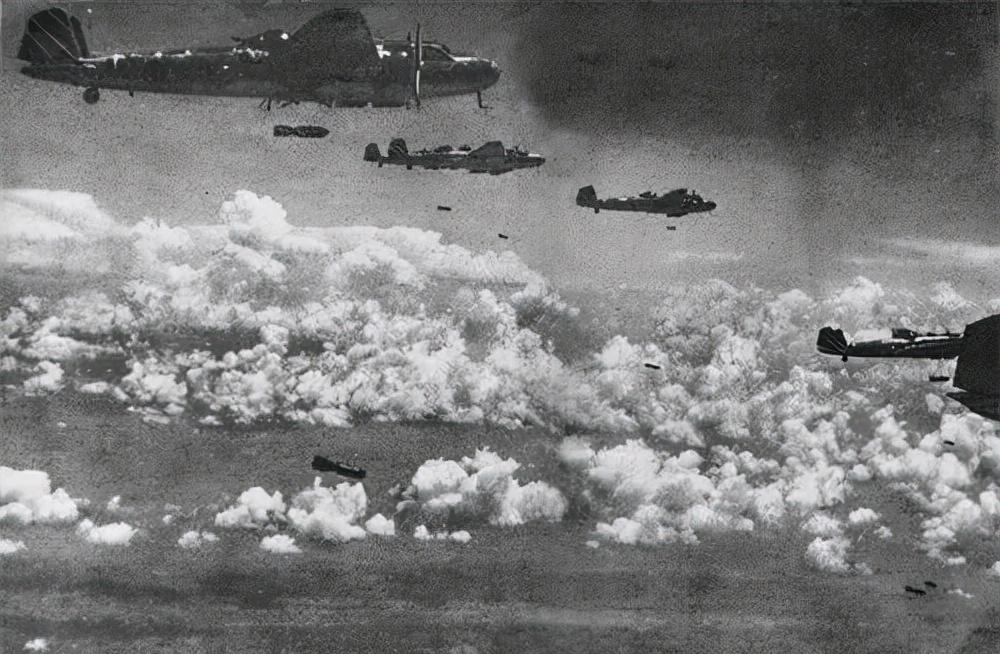 1943年，24岁的中国空军飞行员周志开，击落2架日军飞机后，又打中了第3架敌机