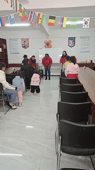幼儿园里的黑人女老师正在和孩子们一起做游戏？搞笑的是，学校还专门给她配了两个女