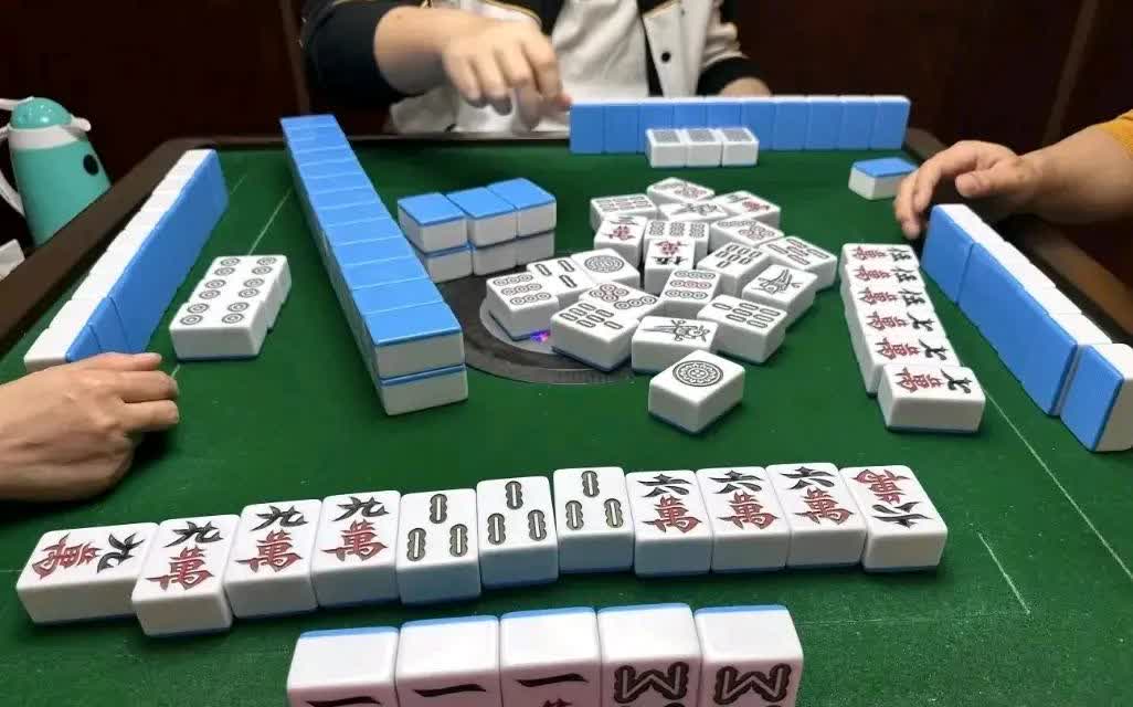 麻将馆出了个怪人，有一个70岁的老人，经常去麻将馆打麻将，但是他打麻将的时候几乎