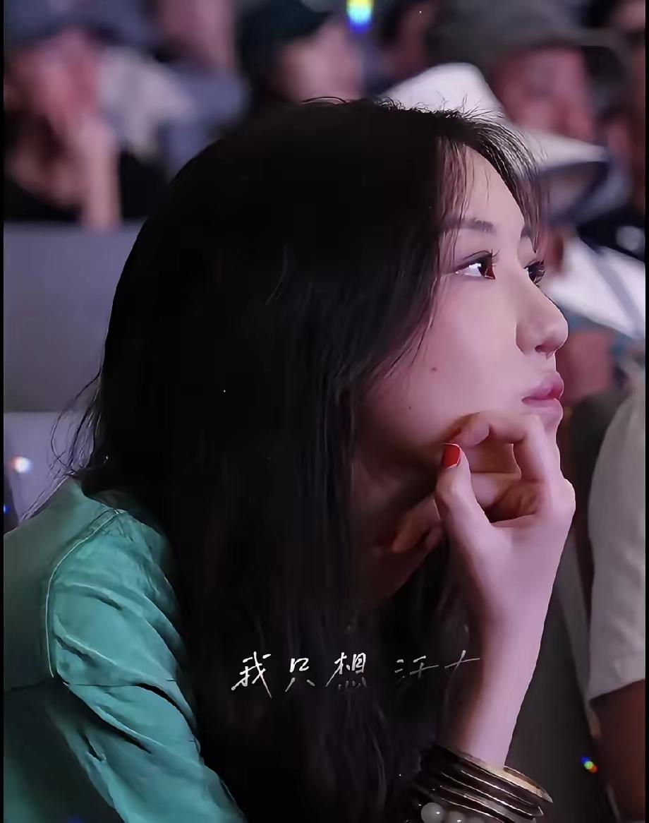 李嫣30秒带货2300万：这才是星二代的体面李嫣直播间露脸30秒，一句话卖