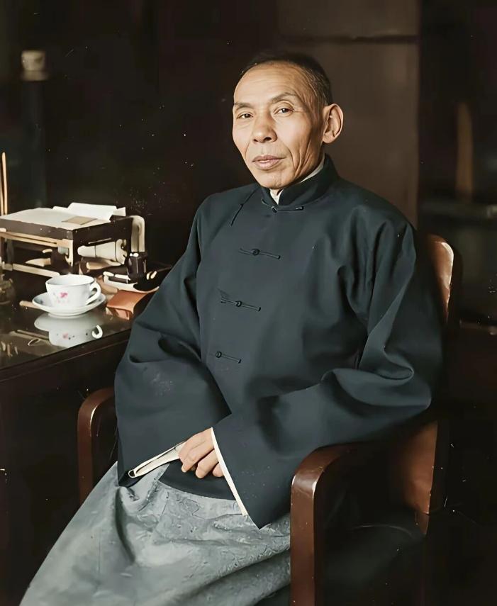 1937年淞沪会战之后，日本人多次找到杜月笙威逼利诱，希望他出面主持上海傀儡政