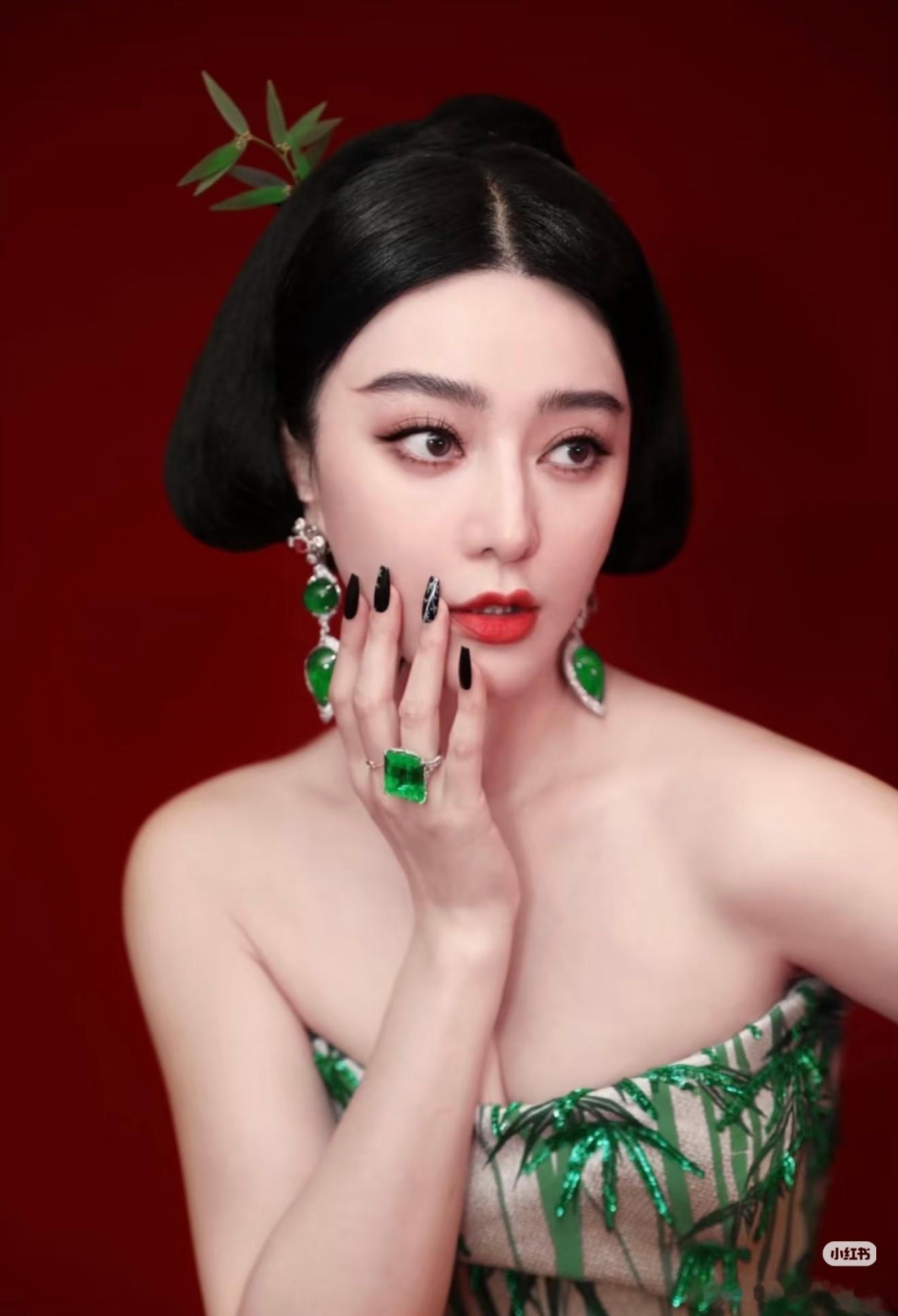 范冰冰也收藏了很多翡翠饰品，她的藏品比较精致。