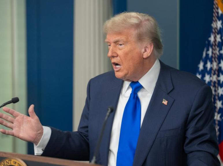 80万敌军进逼，俄德战争在所难免？特朗普通知全球，援乌已经切断。俄罗斯的新对手出