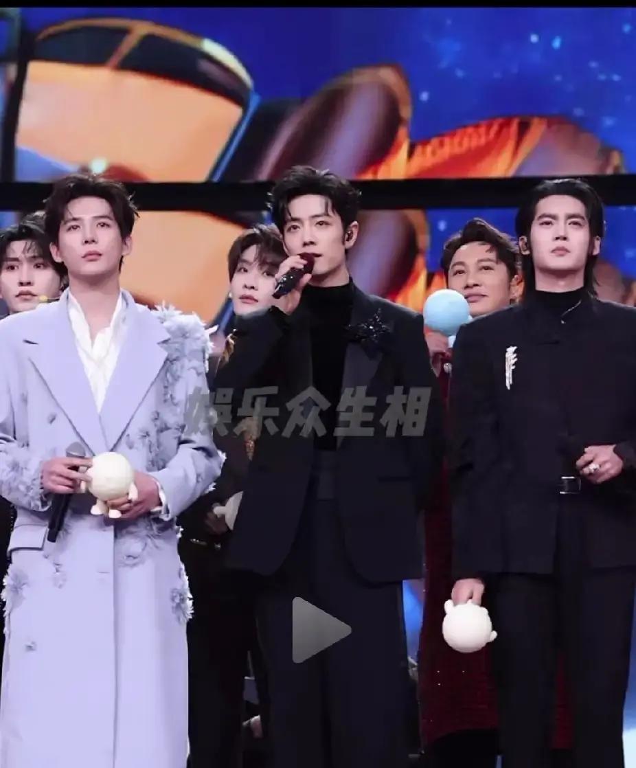 肖战又被粉丝写长文猛夸，阳光真诚顶流标配，热搜直接冲上前二十。文章里把他采访鞠