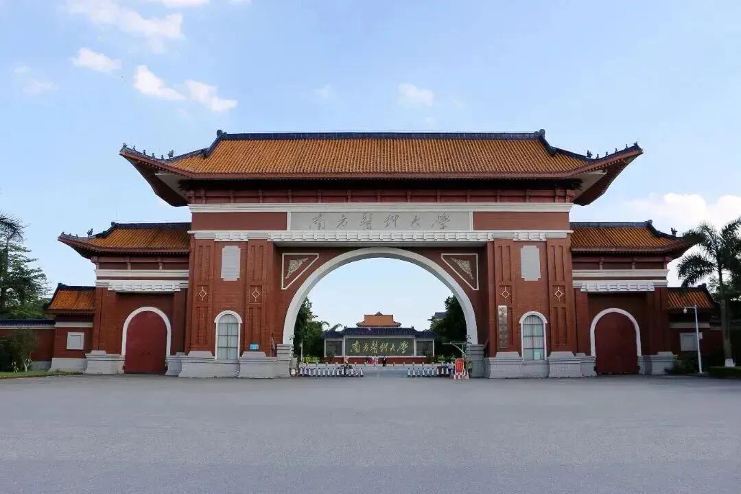 一个鲜活生命的陨落，谁该为“意外”买单？凌晨1点55分，南方医科大学的校园沉入