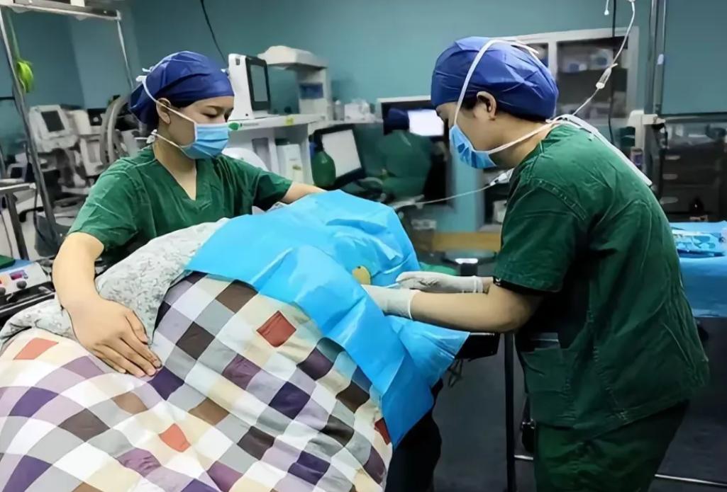 广西柳州，一女子因腹痛到医院做阑尾炎手术，醒来的时候觉得有人在侵犯自己。报警后，