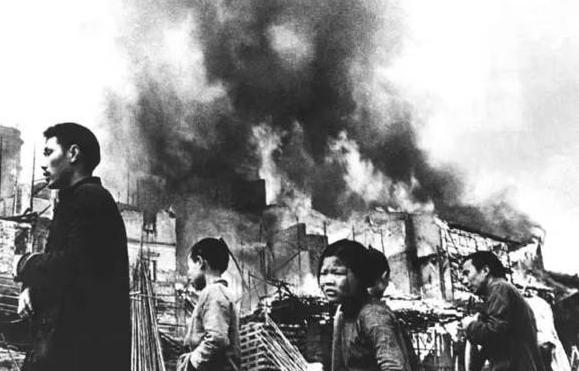 1939年，一群日军闯入一户人家，先将女人摁住后，便把她6岁的女儿扔进火堆，顽强